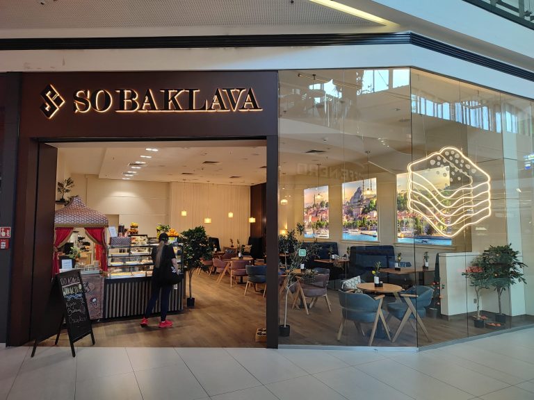 So Baklava w Galerii Północnej – front lokalu z logo 3D i neon flexem
