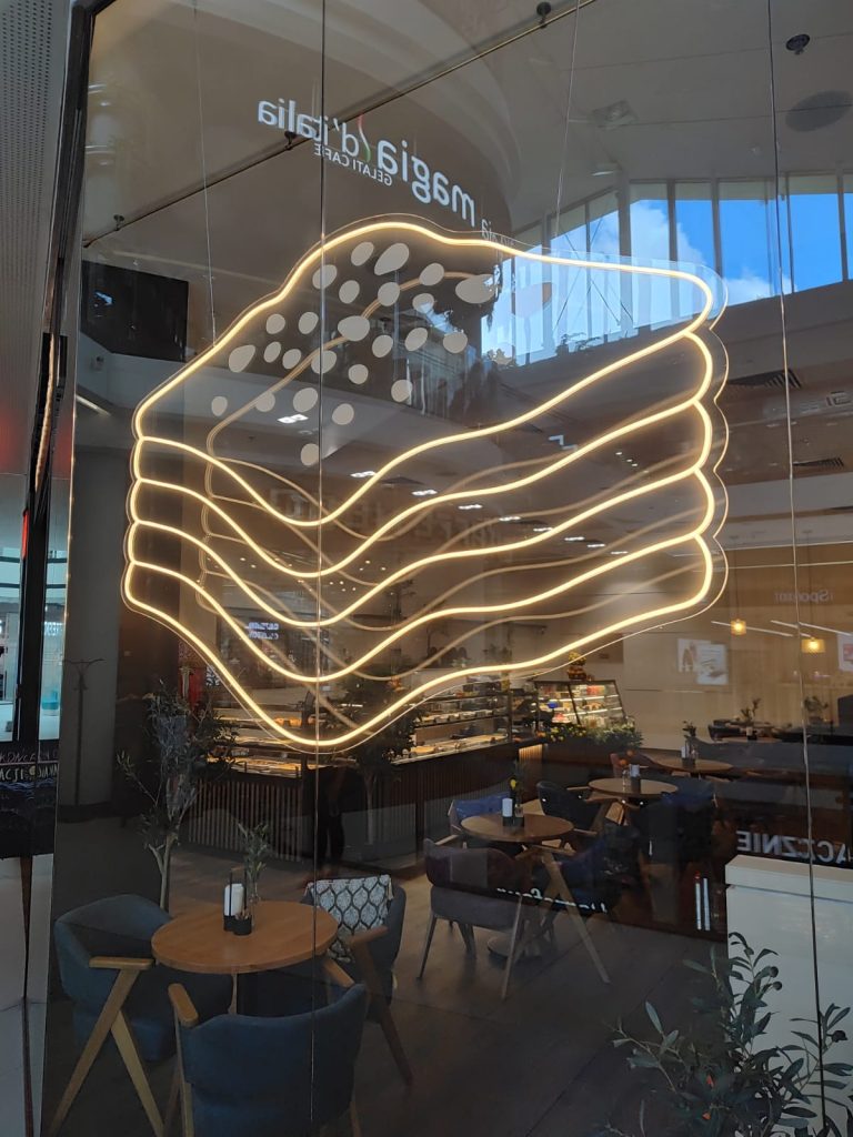 Neon flex w kształcie baklawy na witrynie kawiarni So Baklava w Galerii Północnej